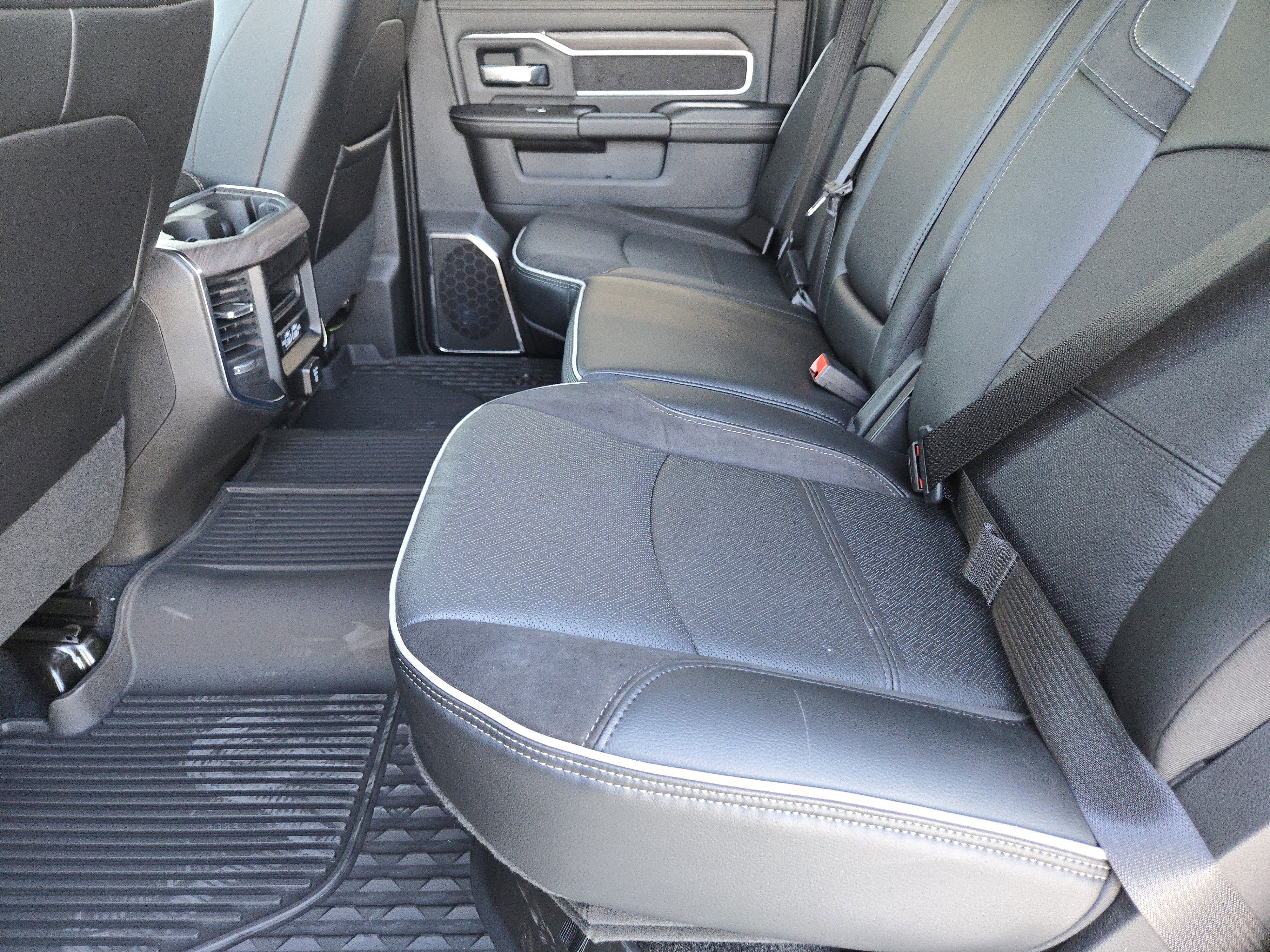 2026 RAM 3500 Laramie - Photo 21