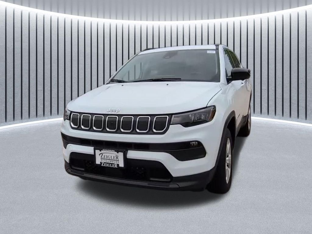 Used 2022 White Jeep Latitude image 2