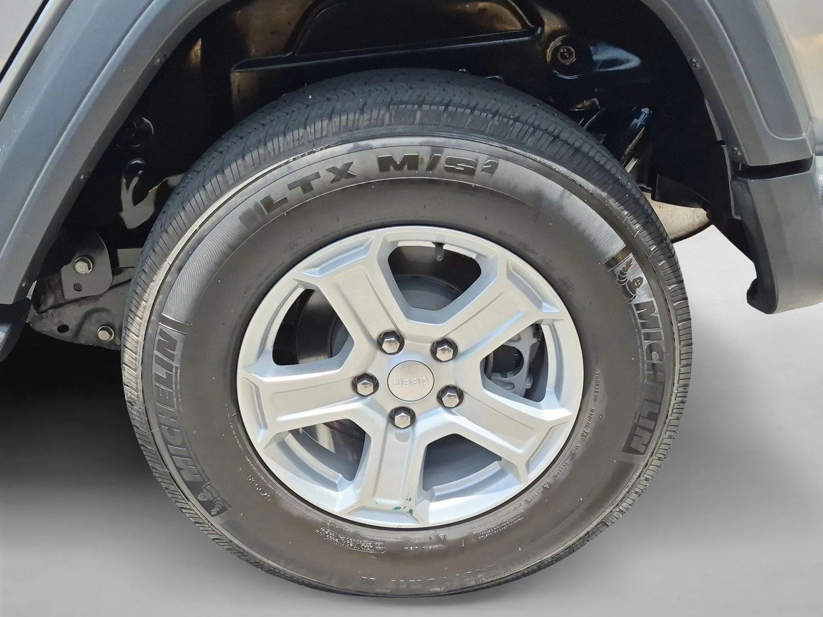 Used 2019 Billet Silver Metallic Clearcoat Jeep Sport S image 23
