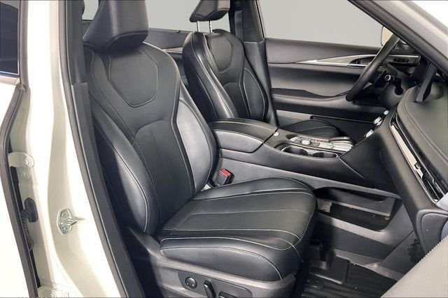 Used 2023 White INFINITI LUXE image 25