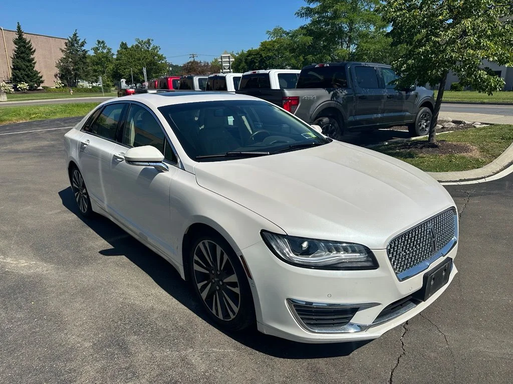 Used 2019 White Lincoln Reserve image 1