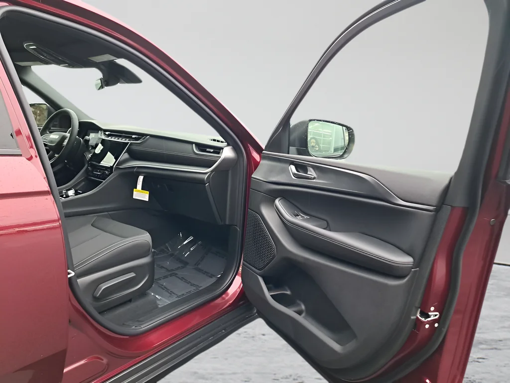 New 2026 Velvet Red Pearl-Coat Exterior Paint Jeep Laredo image 15