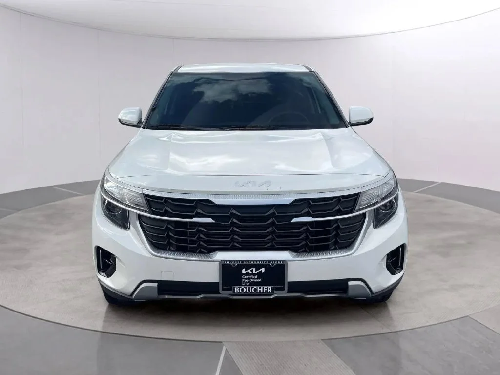 Used 2024 Snow White Pearl Kia LX image 8