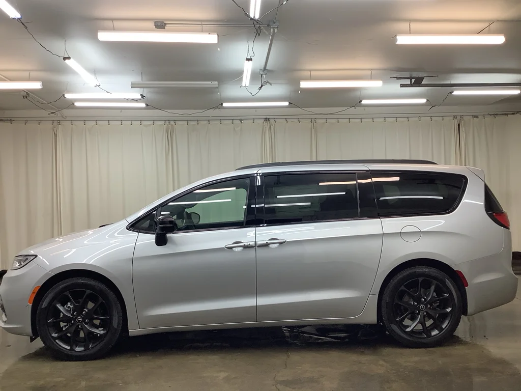 2026 Chrysler Pacifica Select - Photo 10