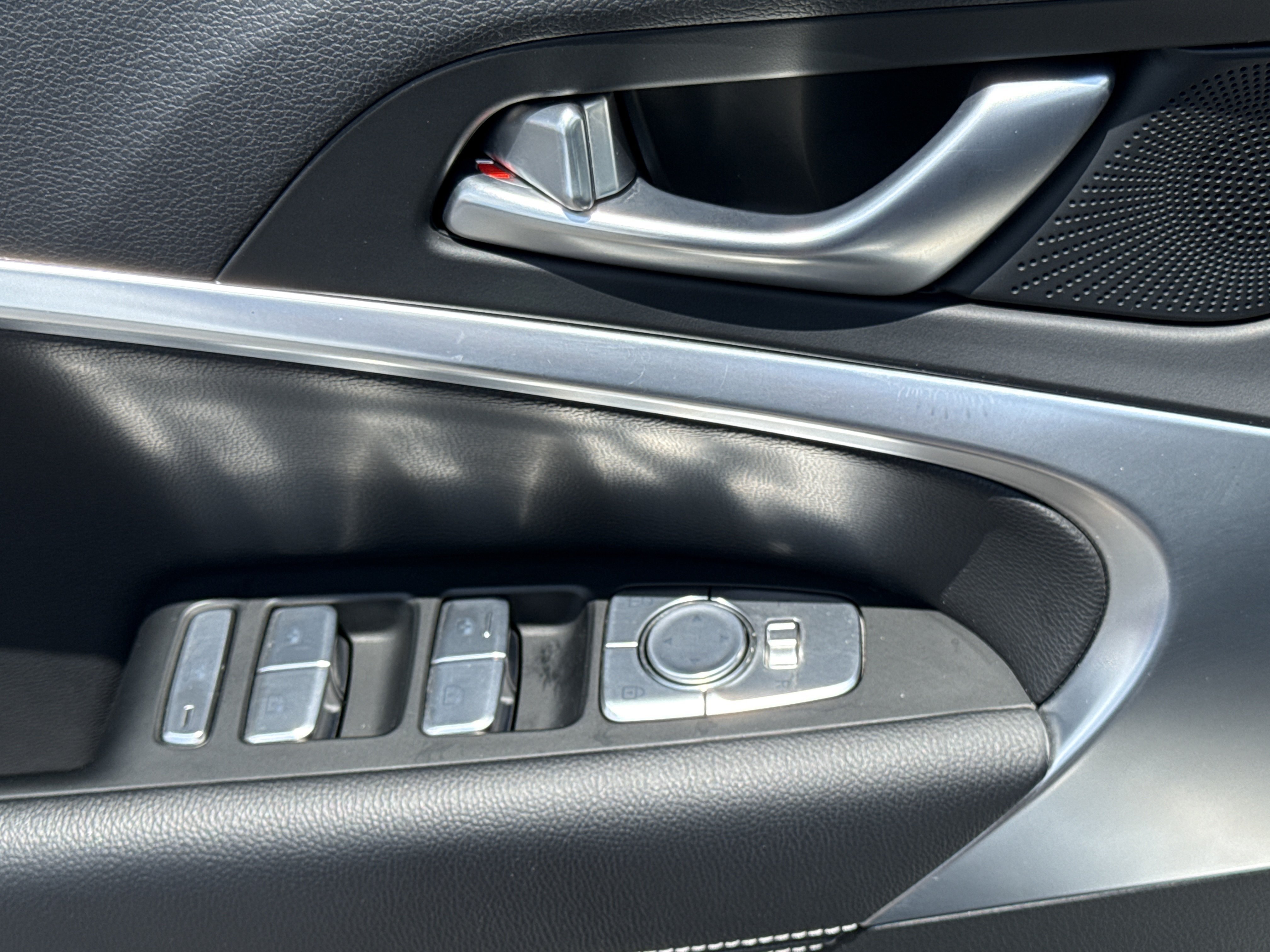 2025 GENESIS G70 Standard - Photo 14