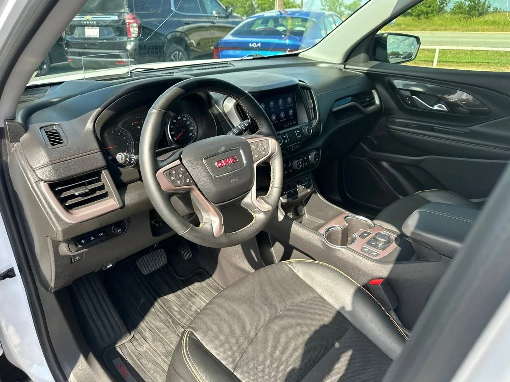 Used 2024 White GMC AT4 image 17