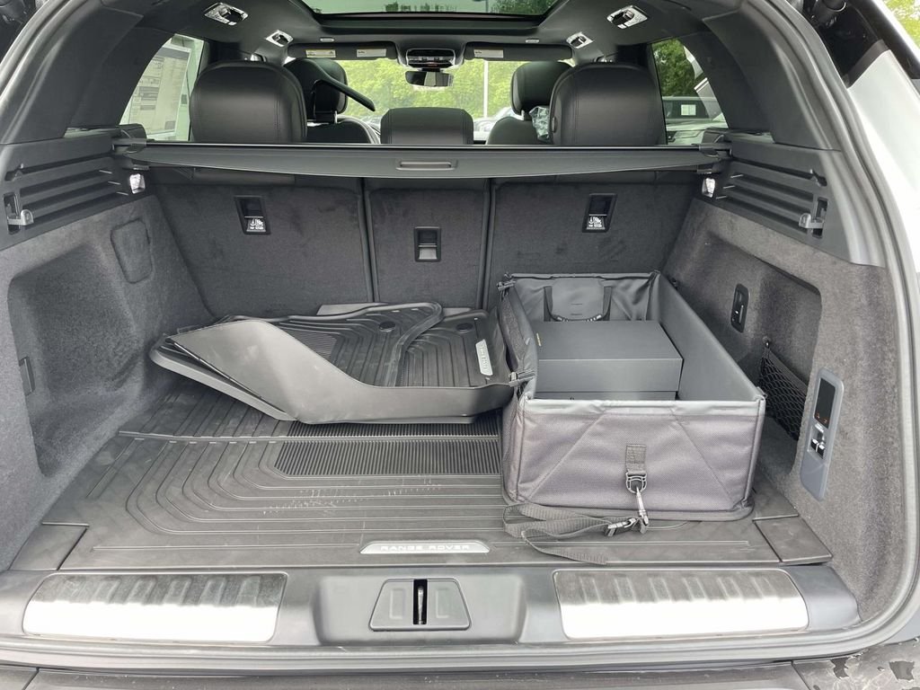 New 2026 Fuji White Land Rover Dynamic SE image 17