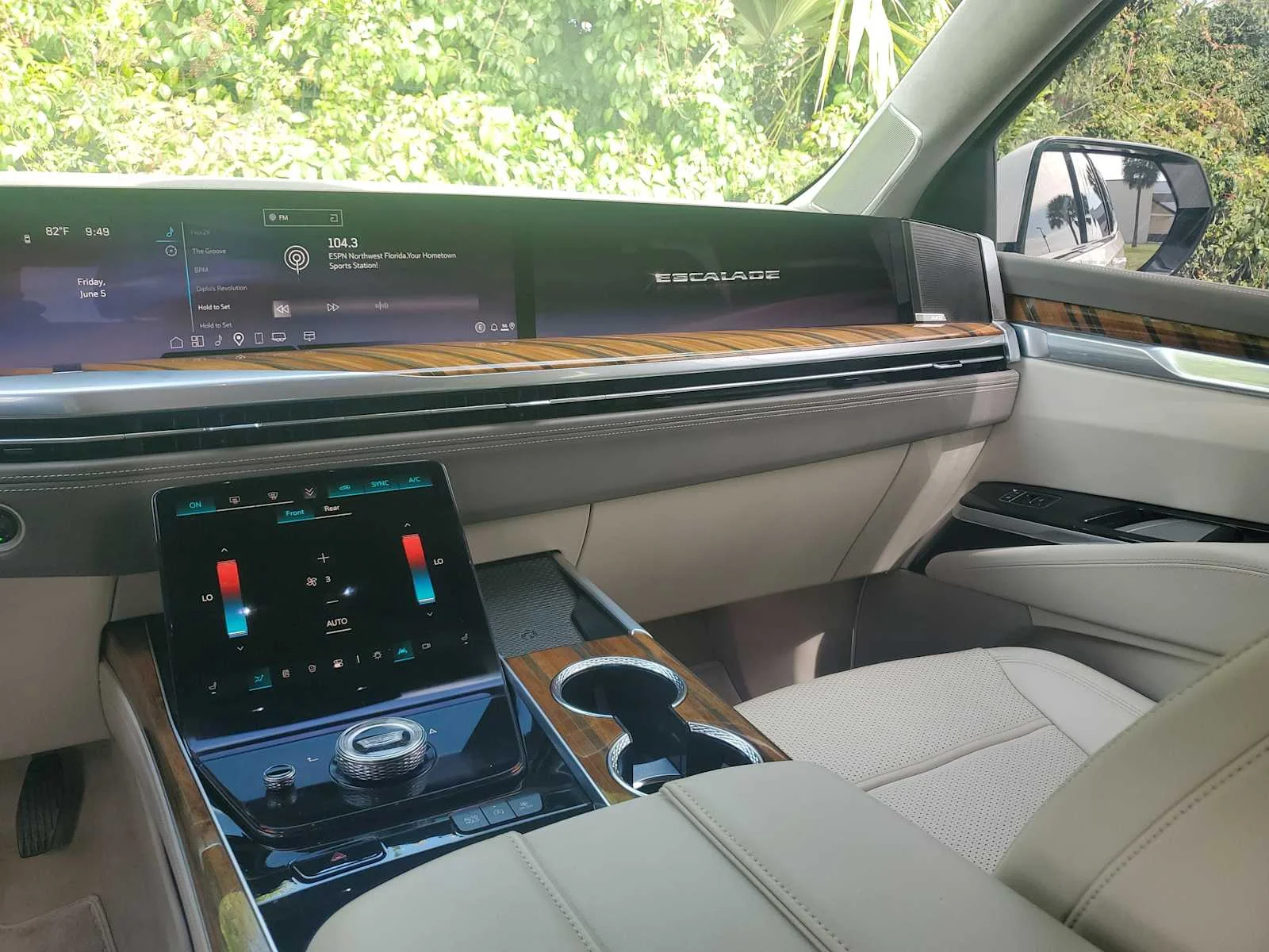 Used 2025 Crystal White Tricoat Cadillac Sport Platinum image 22