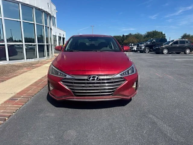 Used 2020 Red Hyundai SE image 3