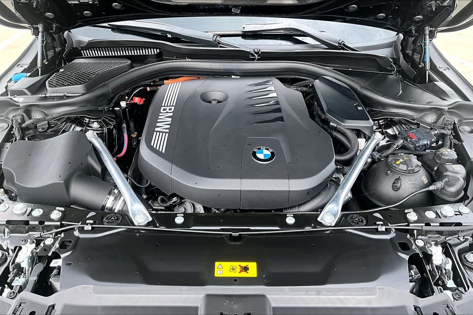 Used 2026 Dark Graphite Metallic BMW 550e xDrive image 30