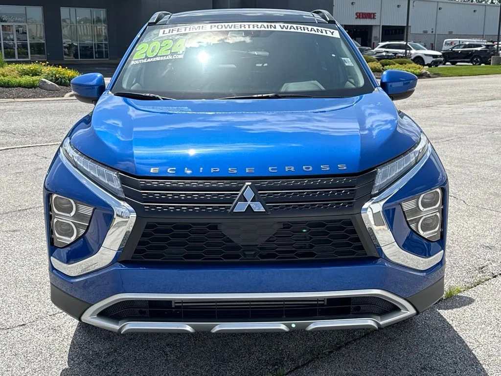 Used 2024 Blue Mitsubishi SE image 2