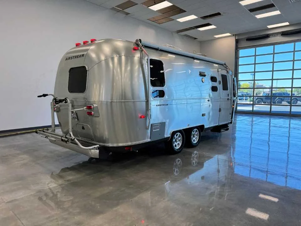 Used 2014 SILVER AIRSTREAM  image 2