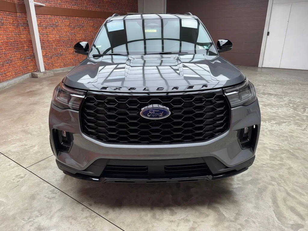 New 2026 Carbonized Gray Metallic Ford ST-Line image 8