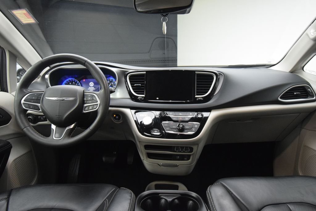 Used 2022 Gray Chrysler Touring L image 3