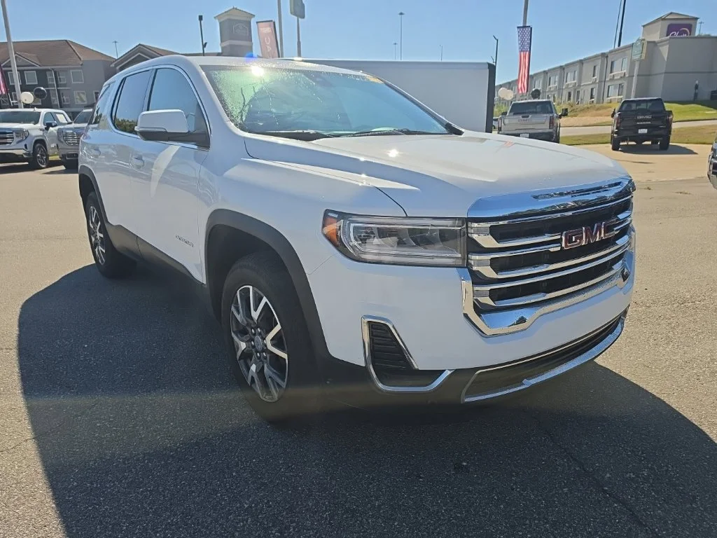 Used 2023 White GMC SLE image 1
