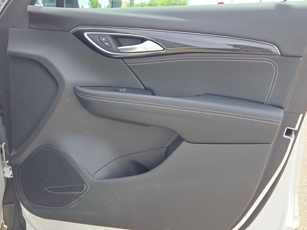Used 2023 White Buick Essence image 9