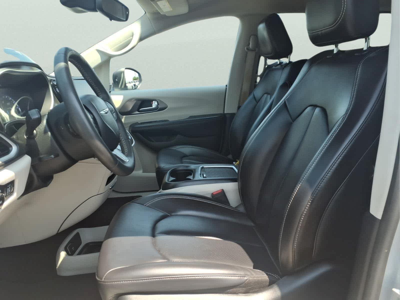Used 2023 Silver Mist Clearcoat Chrysler Touring L image 15