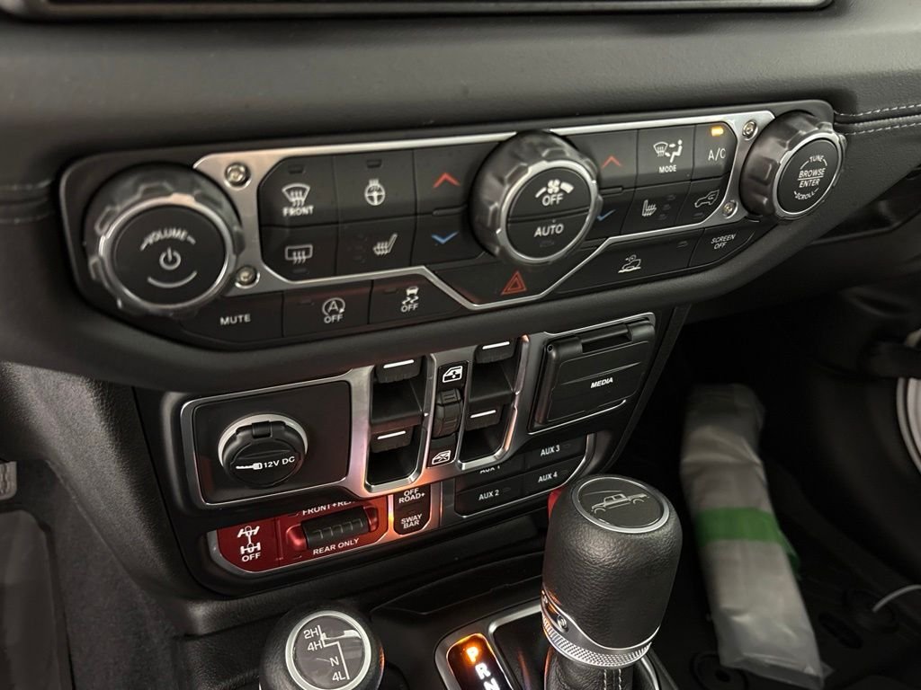New 2026 Bright White Clearcoat Jeep Rubicon image 39