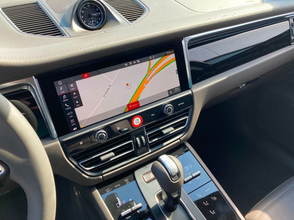 2025 Porsche Macan - Photo 17