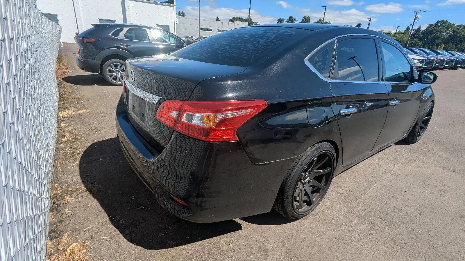 Used 2017  NISSAN  image 4