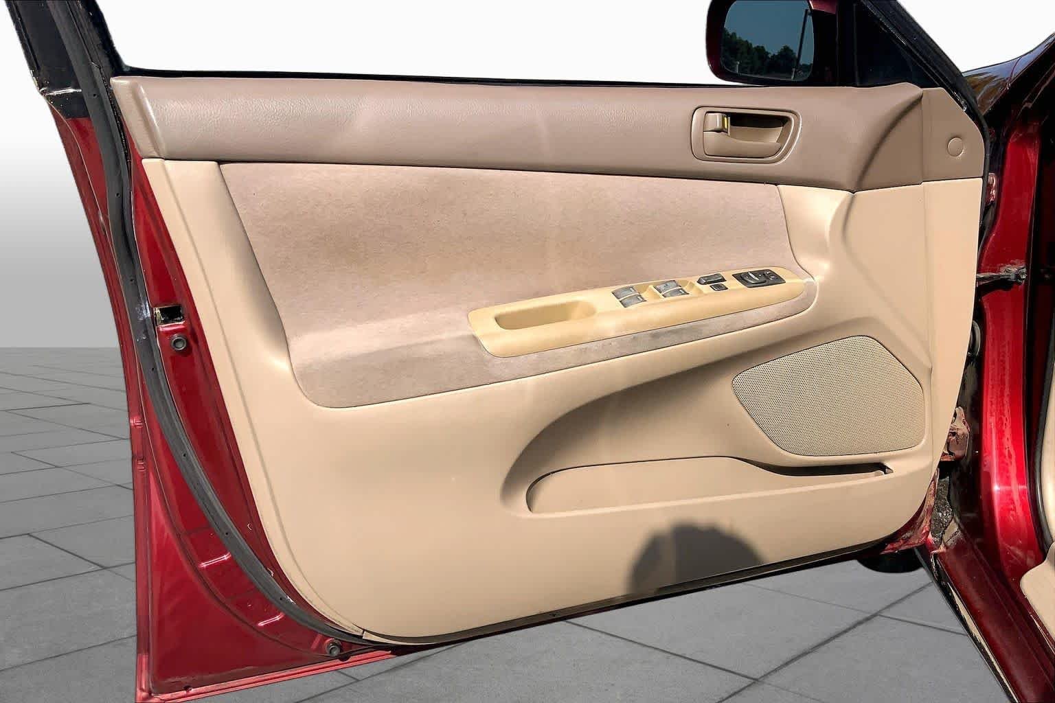Used 2004 Salsa Red Pearl Toyota LE image 20