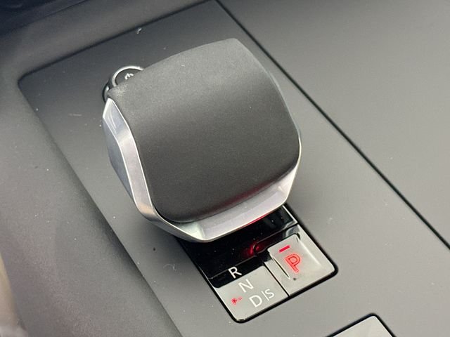 New 2026 Fuji White Land Rover Dynamic SE image 23