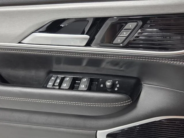 New 2026 High Gloss Black Exterior Paint Jeep Limited Altitude image 30