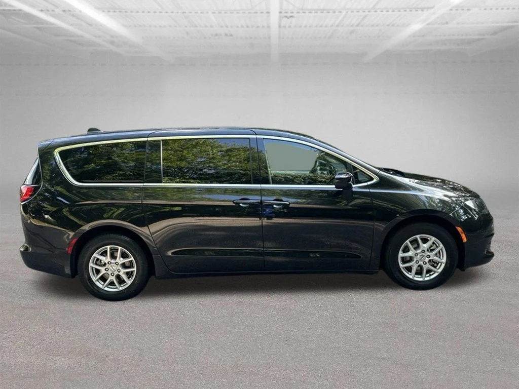 Used 2022 Black Chrysler LX image 7