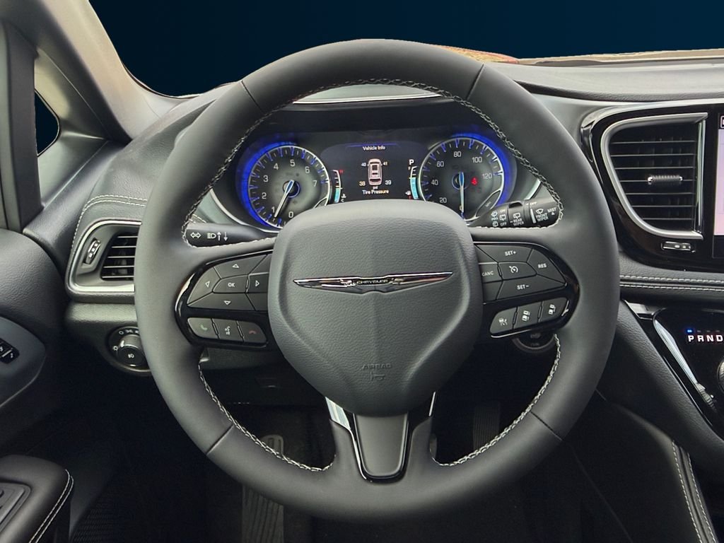 New 2026 Bright White Clear-Coat Exterior Paint Chrysler Limited image 13