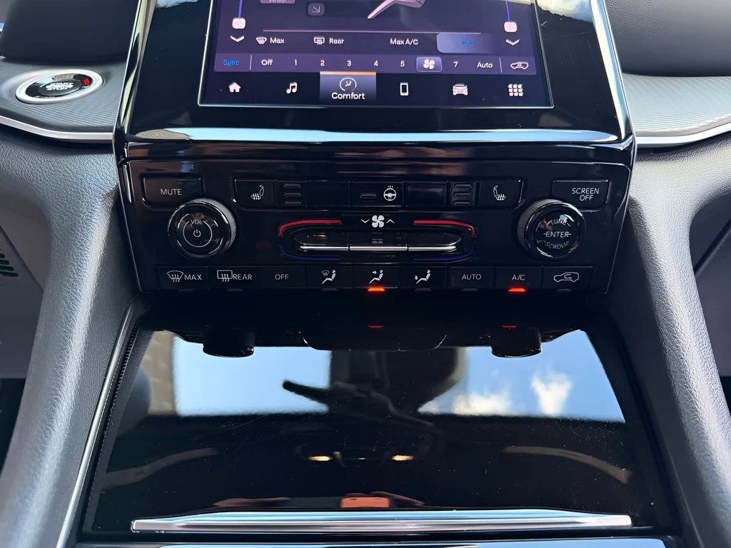 Used 2025 Silver Jeep Altitude image 18