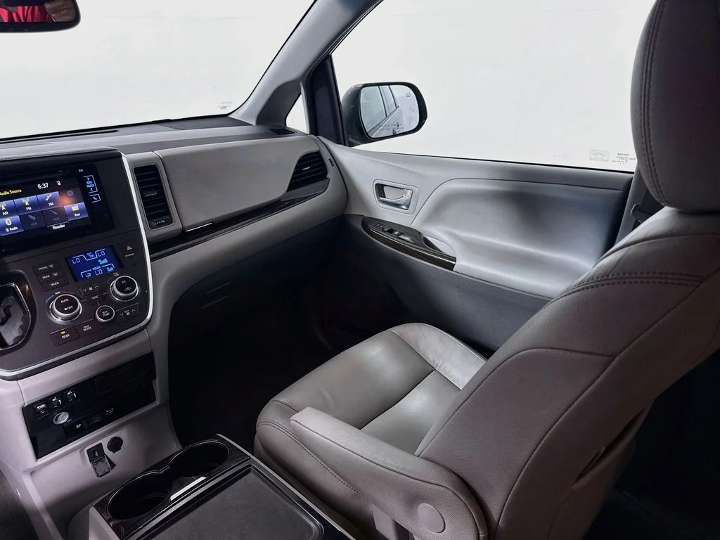 Used 2015 Predawn Gray Mica Toyota XLE Premium image 22