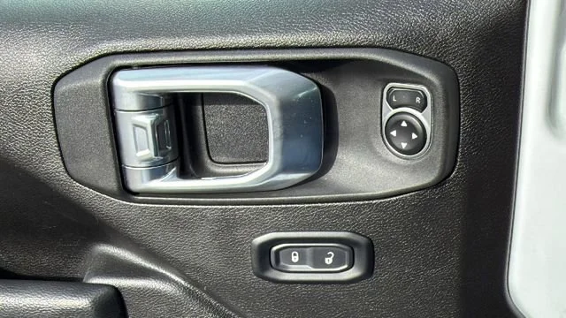 Used 2025 White Jeep 4-Door Rubicon 4x4 image 22