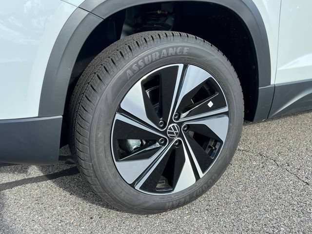 New 2026 Pure White Volkswagen SE image 9