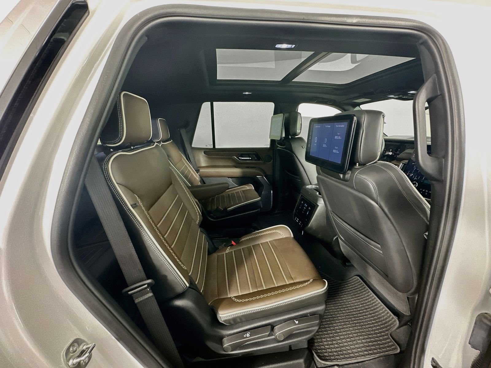 Used 2025 White GMC Denali Ultimate image 32