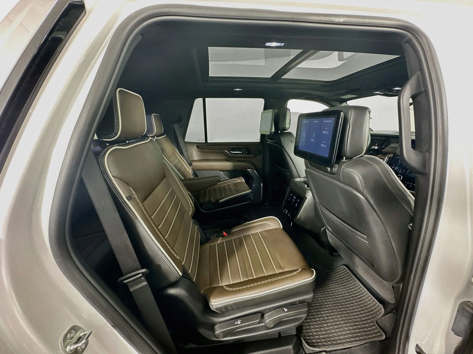 Used 2025 White GMC Denali Ultimate image 32