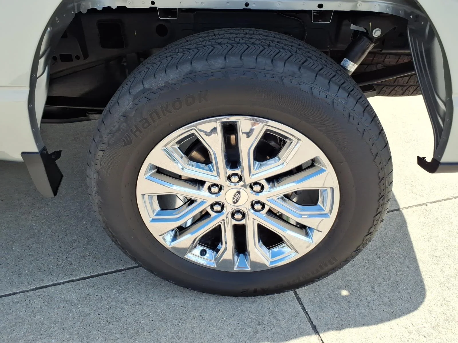 Used 2024 Iconic Silver Ford Lariat image 18