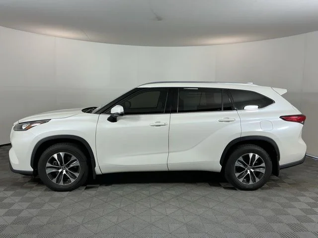 Used 2020 White Toyota XLE image 8