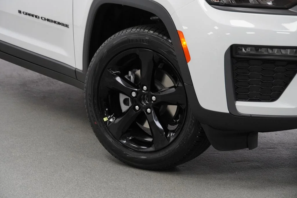 New 2027 Bright White Clear-Coat Paint Jeep Limited image 4