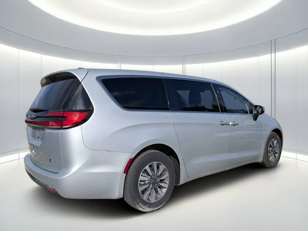 Used 2023 Silver Chrysler Touring L image 4