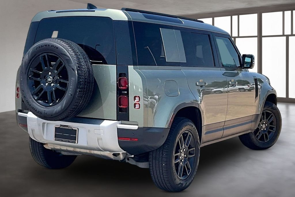 Used 2025 Green Land Rover S image 2