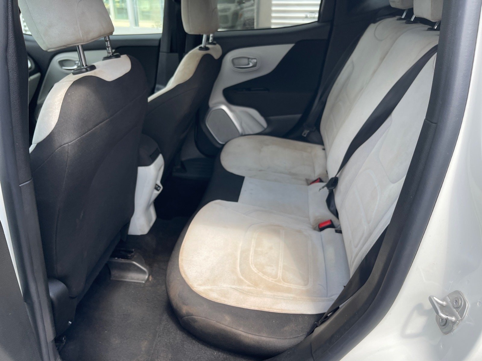 Used 2018 Alpine White Jeep Latitude image 11