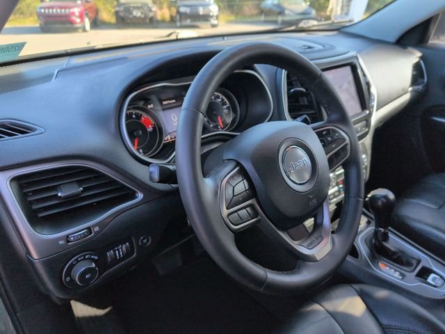 Used 2021 Light Brownstone Pearlcoat Jeep Latitude Lux image 32