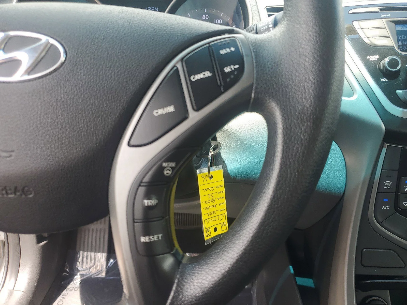 Used 2014 Radiant Silver Hyundai SE image 12