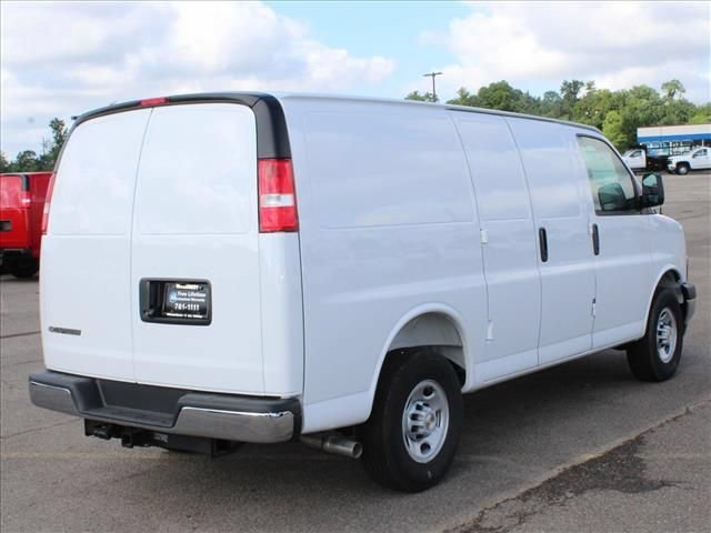 New 2026 Summit White Chevrolet WT image 3