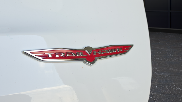 Used 2018 Bright White Clearcoat Jeep Trailhawk image 40
