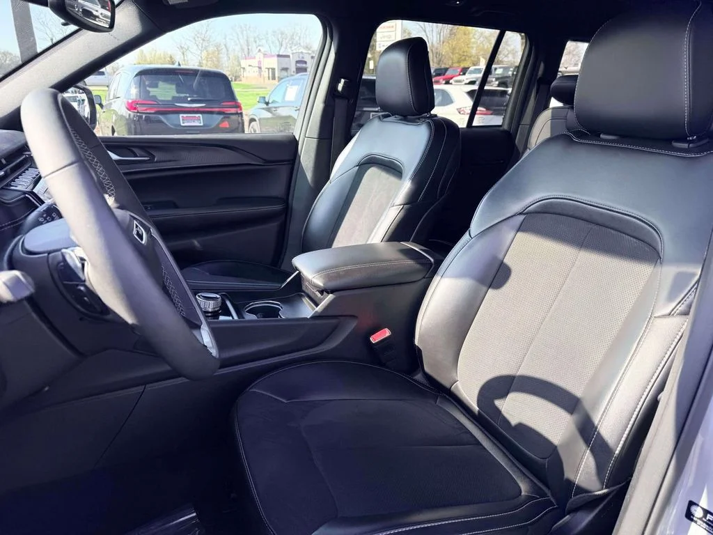 Used 2024 Silver Jeep Altitude image 15