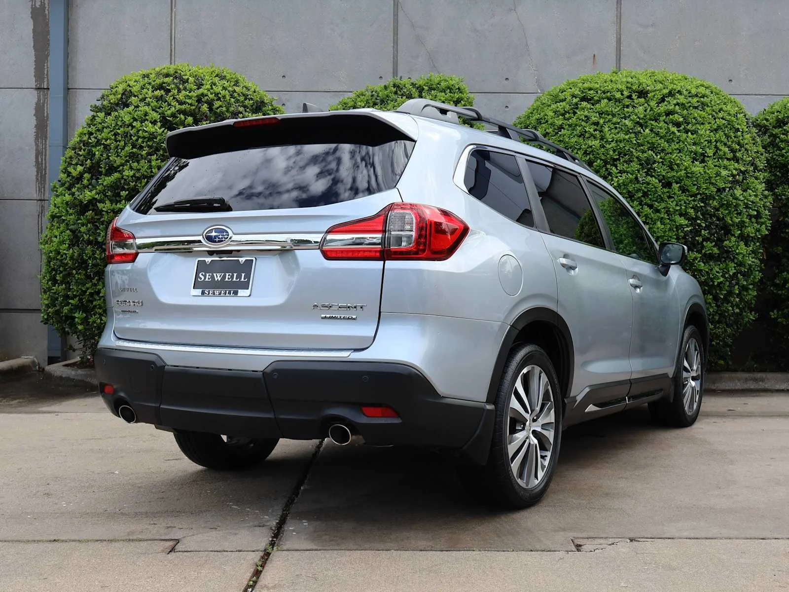 Used 2021 Ice Silver Metallic Subaru Limited image 10