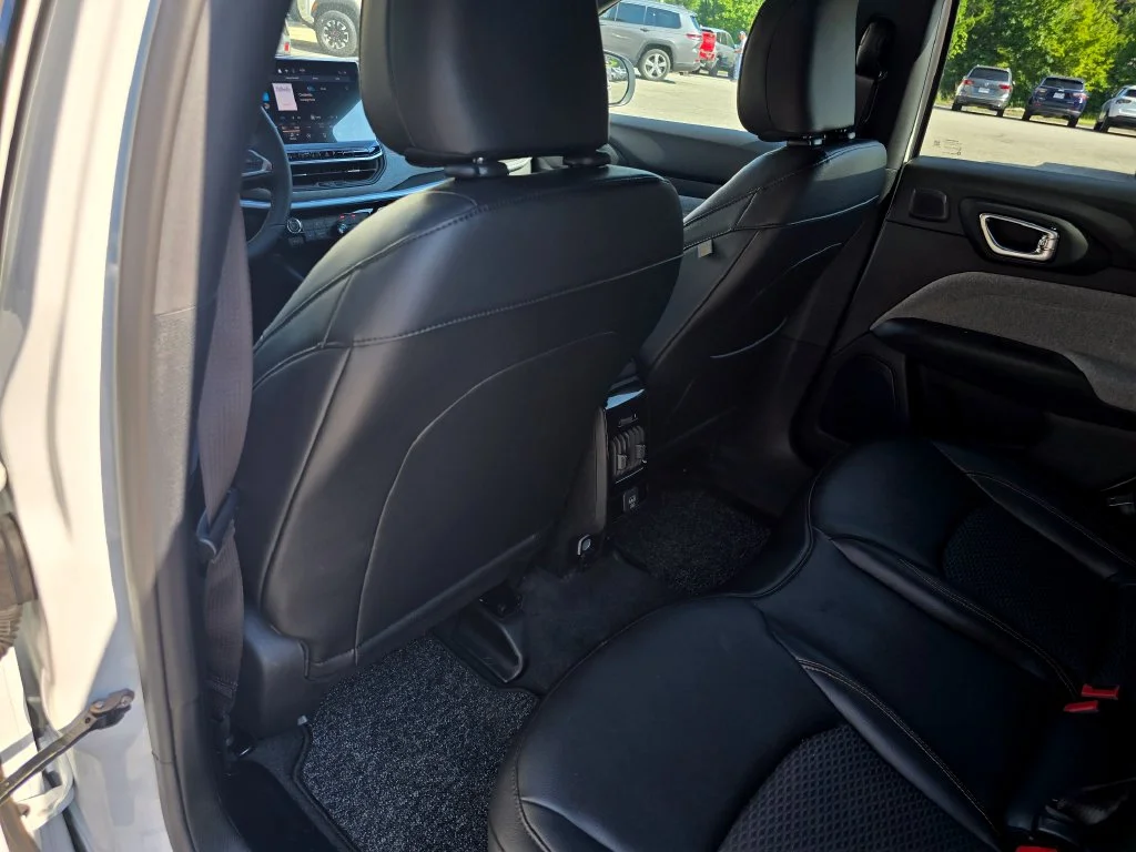 New 2026 White Jeep Latitude image 24