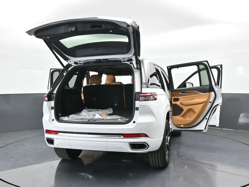 New 2025 Bright White Clear-Coat Exterior Paint Jeep Summit Reserve image 79