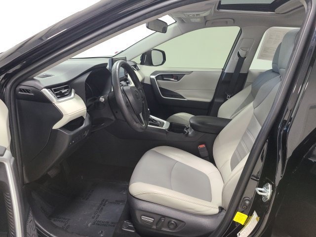 Used 2020 Midnight Black Metallic Toyota XLE Premium image 18